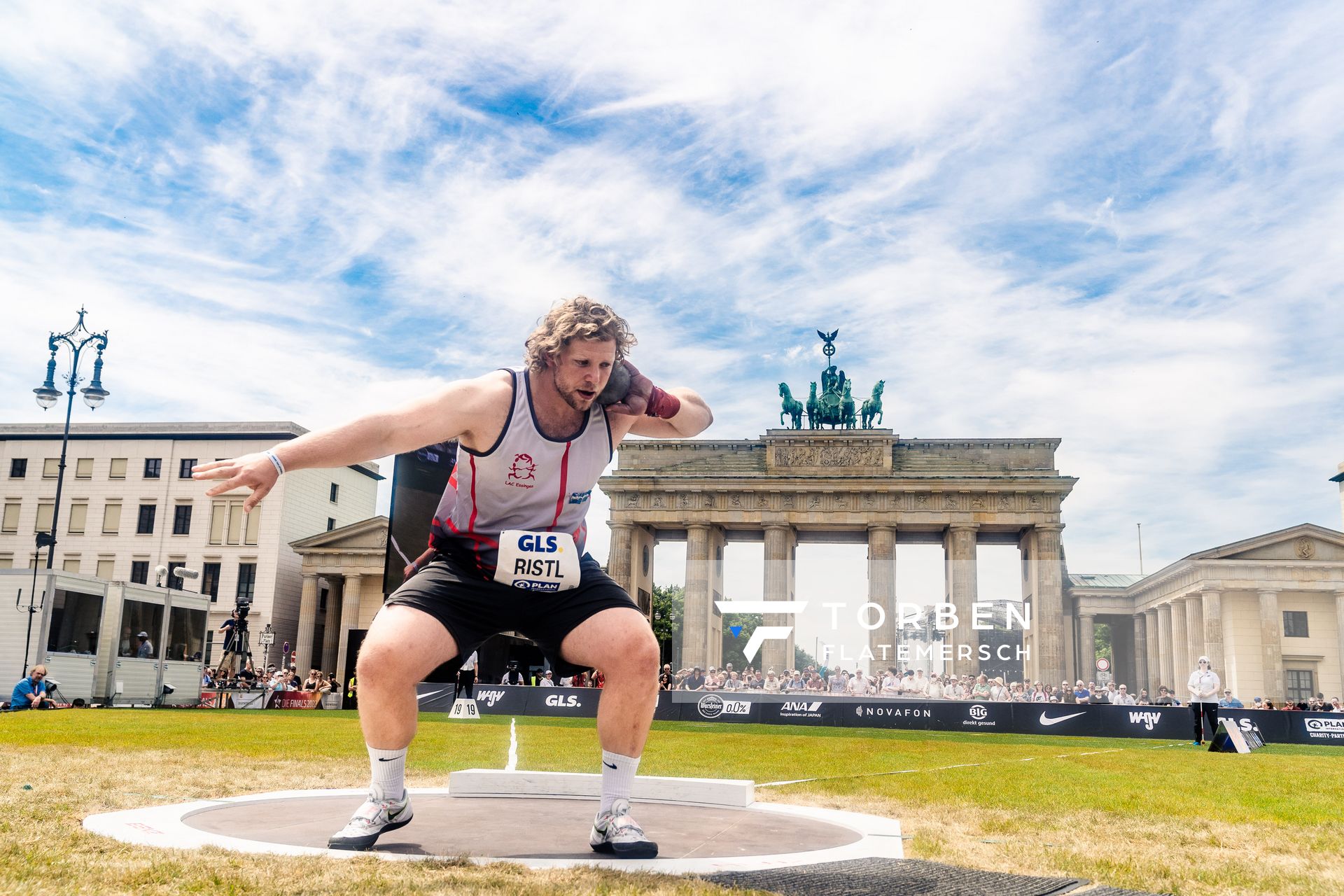 Silas Ristl (LAC Essingen) beim Kugelstossen waehrend der deutschen Leichtathletik-Meisterschaften auf dem Pariser Platz am 24.06.2022 in Berlin